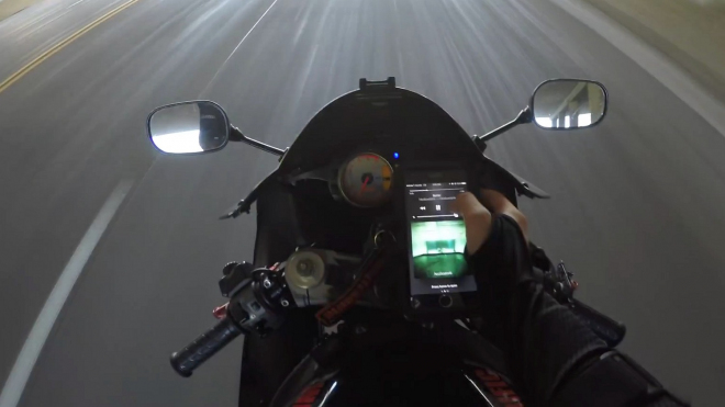 Motorkář si za jízdy hrál s telefonem, tvrdý trest přišel okamžitě (video)
