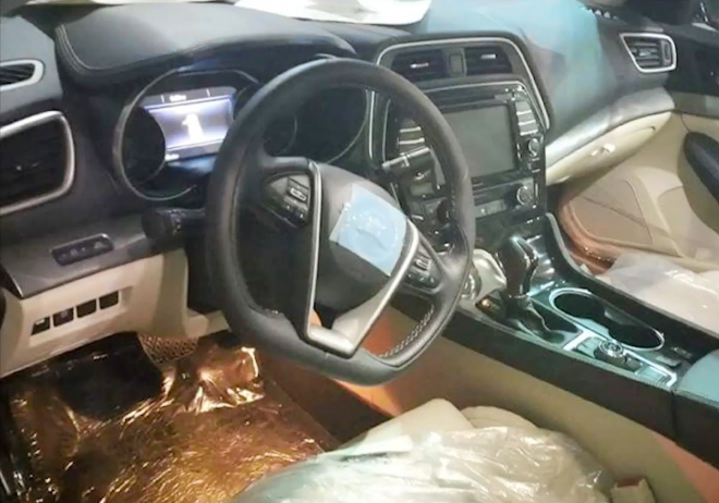 Nissan Maxima 2015 na špionážních fotkách odhalil interiér, je vážně luxusní