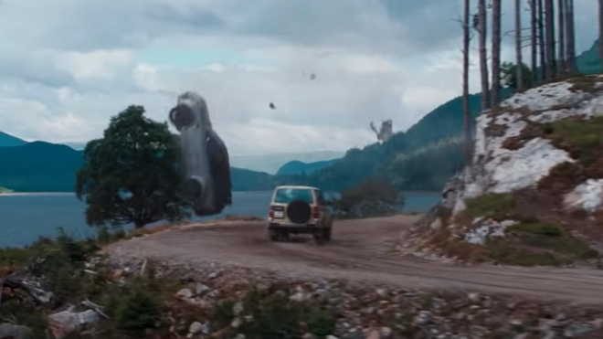 Záplavě moderních aut v nové bondovce vypálilo rybník desítky let staré SUV