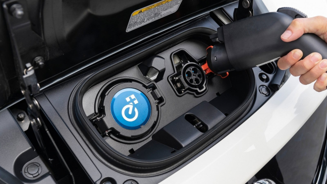 Už pár let starý Nissan Leaf koupíte za zlomek původní ceny, naplno ukazuje hlavní slabinu elektromobilů