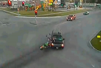 Co lze také přežít: motorkář trefil ve vysoké rychlosti protijedoucí auto, odešel po svých (video)
