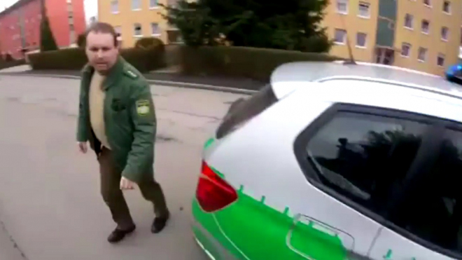 Německá policie zastavila ujíždějícího motorkáře. Co se dělo pak, vás dostane