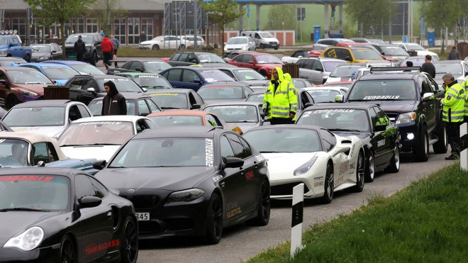 Německá policie zadržuje na dálnici 122 výkonných aut, majitelé s nimi dál nesmí