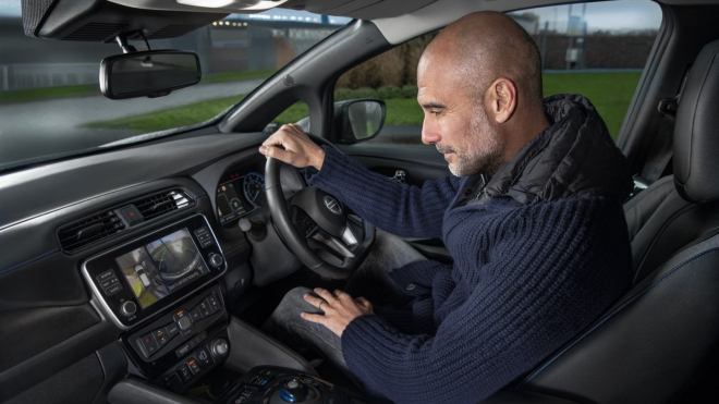 Další fotbalový stamilionář se nám snaží namluvit, že s úsměvem jezdí obyčejným autem