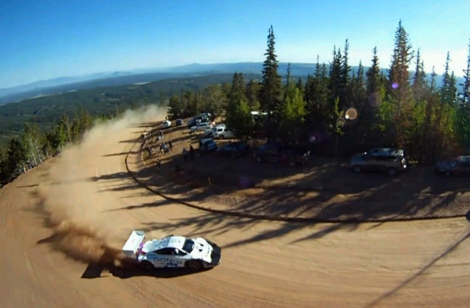 Rekordní jízda z Pikes Peak 2011 na úžasném videu z tisíce kamer
