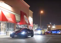 Skupina majitelů sporťáků nedostala stůl v restauraci, pomstila se hromadným túrováním (videa)