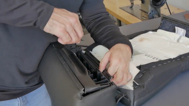 Úpravci rozebrali ortopedické sedadlo za 70 tisíc a ukázali, co je na něm tak drahé