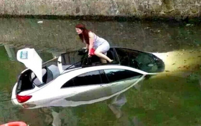 Žena si myslela, že D na voliči automatu znamená Dive. A sjela do řeky (foto)