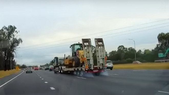 Když řidič kamionu přehlédne kolonu na dálnici, věci jak v Kobře 11... se dít nezačnou (video)