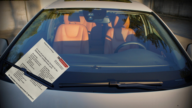 Odpůrci SUV v Německu stupňují tlak, za stěrače těchto aut dávají svérázné vzkazy