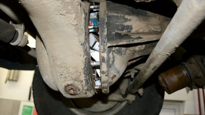 Celníci zastavili na hranicích podezřelý off-road. Podívejte se, co objevili v diferenciálu