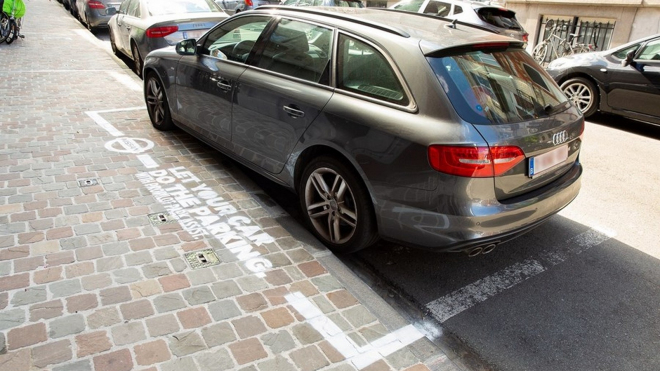 Automobilka se opřela do špatně parkujících řidičů, vtipně poukazuje na jejich nešvary