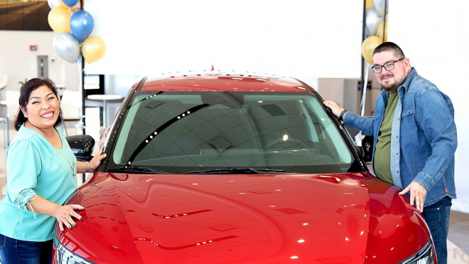 Pár dostal od automobilky vůz zdarma, i když jej normálně koupil, zaplatil, o nic nežádal a ani nesoutěžil