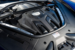 Absurdita moderních aut nezná mezí. Obyčejná výměna vzduchového filtru u Porsche Panamera je tak složitá, že musíte sundat půl přídě