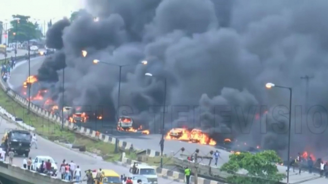 Na africké dálnici explodoval kamion plný benzinu. Ohnivé peklo pohltilo 70 aut