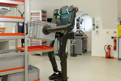 Renault oznámil, že ve svých továrnách brzy &bdquo;zaměstná&ldquo; 350 bezhlavých robotů. Lidem prý práci nevezmou