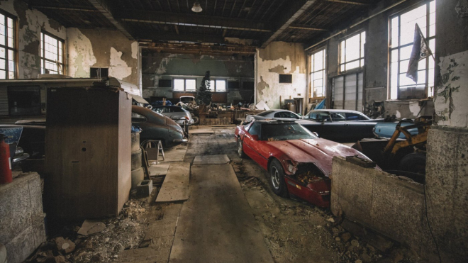 Fotograf objevil v opuštěné škole řadu zajímavých aut, místo má pohnutý osud