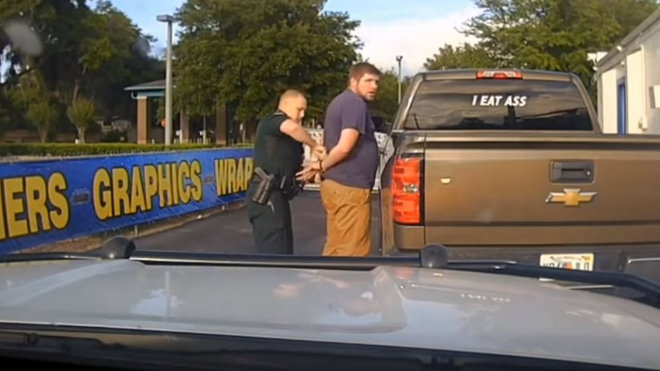Policista zatkl řidiče kvůli pouhé nálepce na zadním skle, obrátilo se to proti němu 