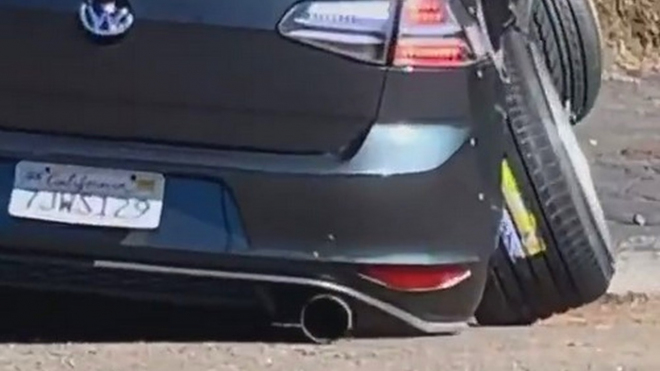 Řidič nesmyslně upraveného Golfu si během chvíle zničil auto, málem uvízl v křižovatce