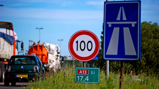Politici omezují rychlost aut, krocani jedné farmy ale vyváží celý efekt 100 km/h na dálnicích