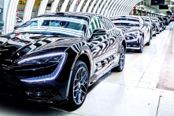 Britové si mohou gratulovat, svými nesmyslnými tlaky mohutně vhání kupce aut i peníze do rukou Číňanů