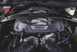 Ford Mustang s továrním kompresorem se postavil vrcholné Tesle Model 3 ve sprintu s jednou zatáčkou, favorit dostal na zadek