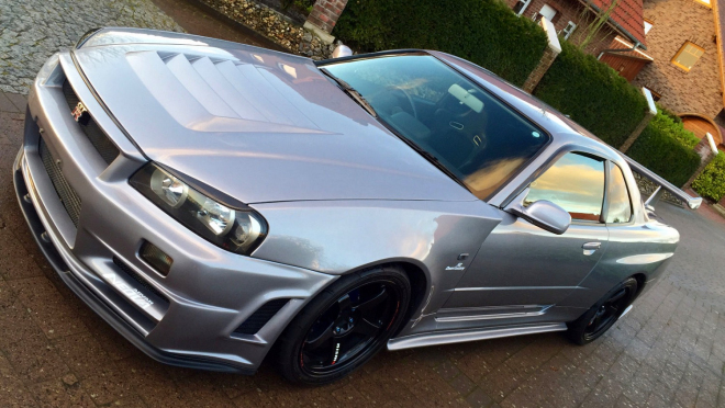 K mání je zánovní Nissan Skyline GT-R R34, má 600 koní a 9 101 km