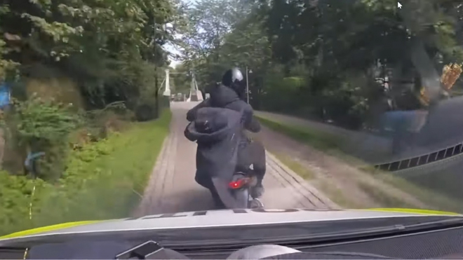 Až příliš horlivá norská policie se při stíhání zlodějů na motorce nezastavila před ničím