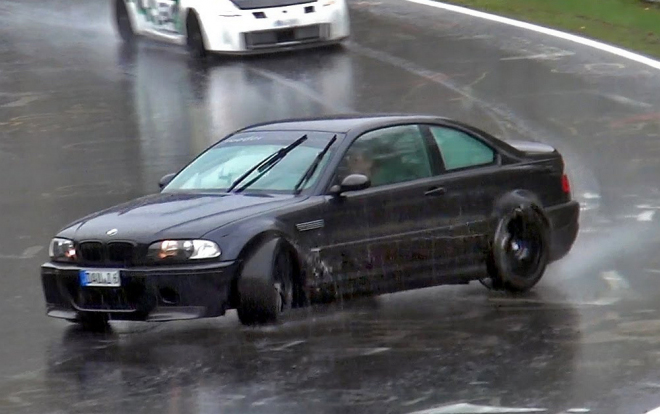 Když nad Nordschleife zaprší a sejde se dost BMW, bez driftů to nejde (video)