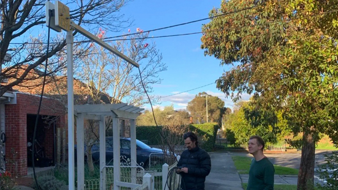 Nové řešení nabíjení elektromobilů v Austrálii vypadá jako žert, je to ale smutná skutečnost