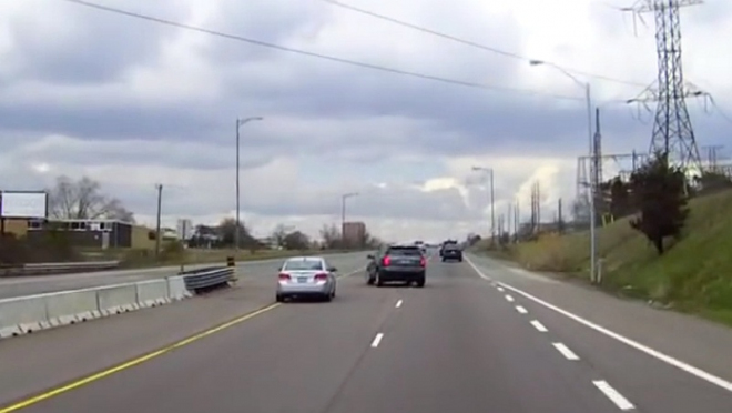 Toto je nejhloupější pokus o otočení na čtyřproudé silnici, který jsme kdy viděli (video)