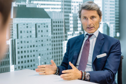 Šéf Lamborghini oficiálně přiznal, že elektromobily jsou &bdquo;mizerná nabídka&rdquo;, jeho další slova dávají naději