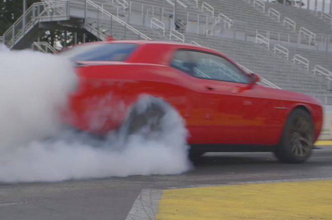 Nový Dodge Challenger Hellcat zvládne čtvrtmíli rychleji než Vette, Viper či ZL1 (video)