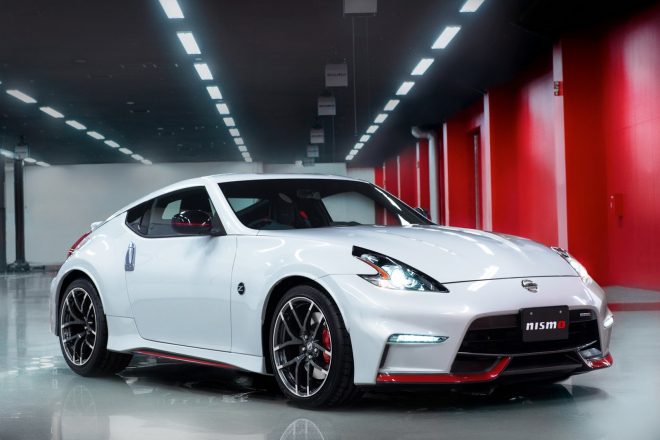 Nissan 370Z Nismo 2015: facelift přinesl více červené a sedmistupňový automat