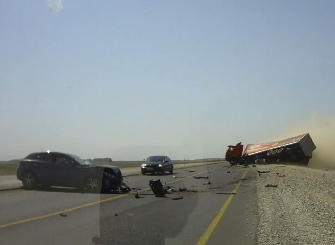 Mikrospánek za volantem v praxi: usnuvší řidička okusila čelní střet s kamionem (video)