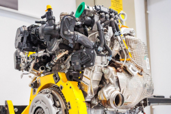 Francouzi s Číňany a Araby vyvinuli převratný nový spalovací motor, v Evropě a pro Evropu ho budou vyrábět po statisících