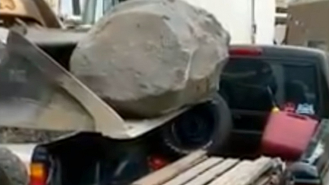 Někdo zkusil naložit do pick-upu více jak tunový balvan. Podívejte se, jak to dopadlo
