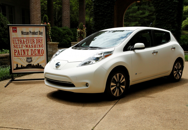 Nissan Leaf je vážně čisté auto, ale jen na povrchu, s lakem Ultra-Ever Dry