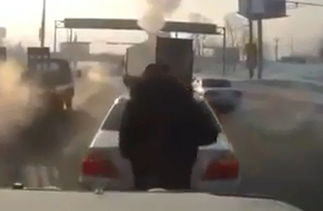 Nesmrtelného Rusa přišpendlil Land Cruiser k jeho autu, odešel po svých (video)