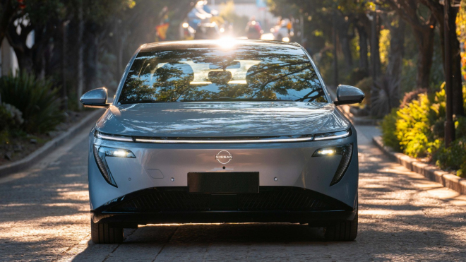 Nissan začal prodávat auto, které je velké jako Škoda Superb, ale stojí míň než úplně základní Fabie
