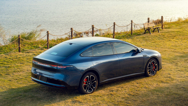 Auto od Nissanu velké jako Škoda Superb, které ale stojí míň než základní Fabia, je hit. Pro Japonce přichází za 5 minut 12