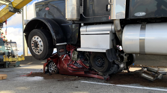 Rozjetý kamion sroloval a přejel stojící auto s ženou uvnitř, ta jako zázrakem přežila bez zranění