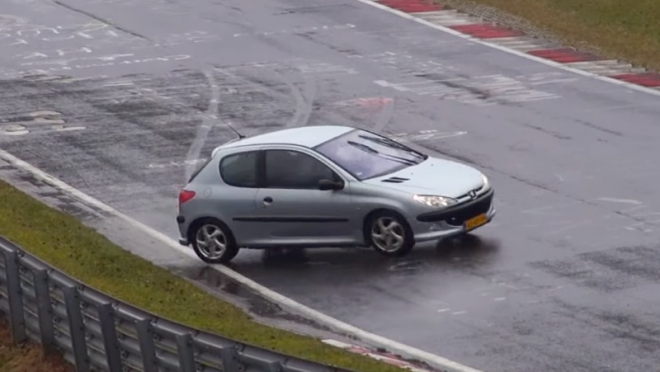 Mokrá Nordschleife je mrcha, ať máte auto jakékoli koncepce (video)