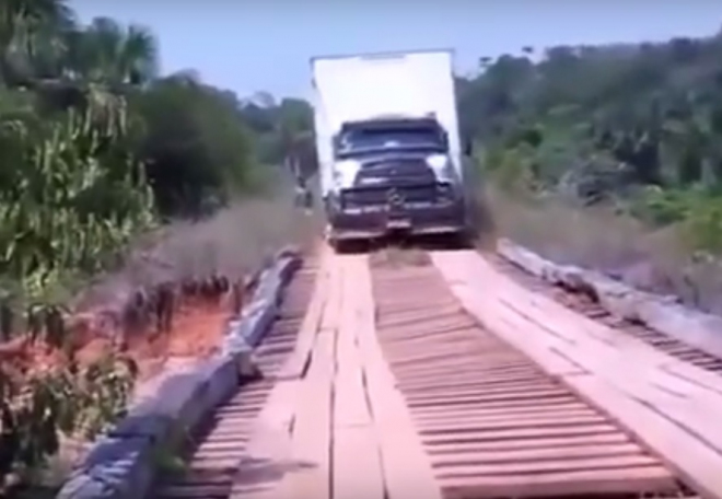 Nejnaivnější z řidičů zkusil přejet dřevěný most kamionem. Skoro uspěl, skoro (video)