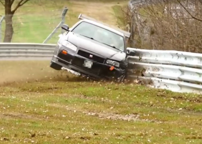 Nissan Skyline R34 GT-R Ringu jen nekraluje, tento si poddala svodidla (video)