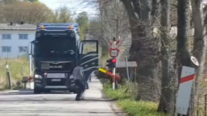 V Norsku na přejezdu vlak rozšmelcoval kamion převážející motorový člun