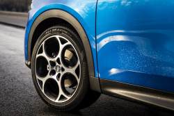 Němci otestovali 18 typů pneumatik pro zimu i léto, ty nejlepší z nich prý šetří peníze bez vrásek