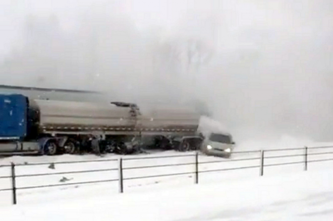 V USA nabouralo najednou 193 aut, takhle se za sebe skládala (videa)