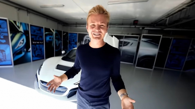 Bývalý šampion F1 ukázal své nové auto, vedle jeho rychlosti blednou i ef-jedničky