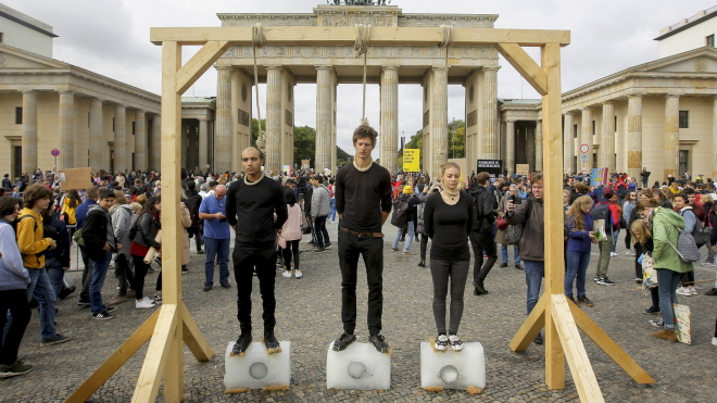 Německá mládež se „věší” na veřejnosti, aby přiměla vládu bojovat proti CO2 aut